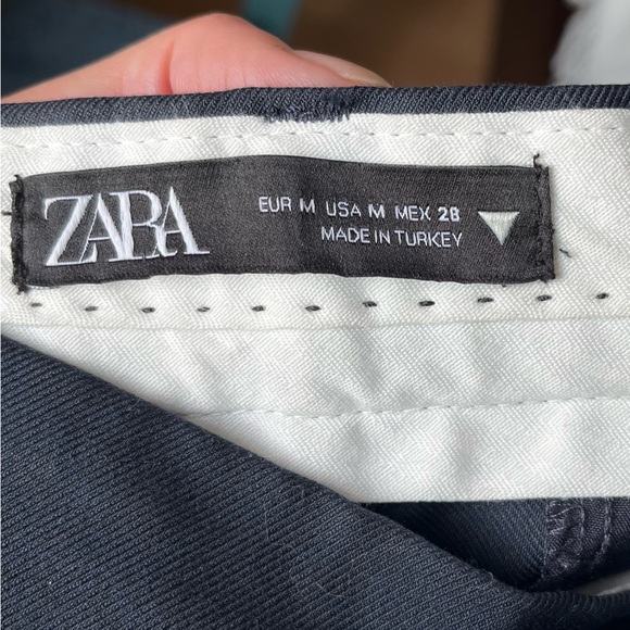 Very dark navy blue. Zara pants size M. - Picture 4 of 10